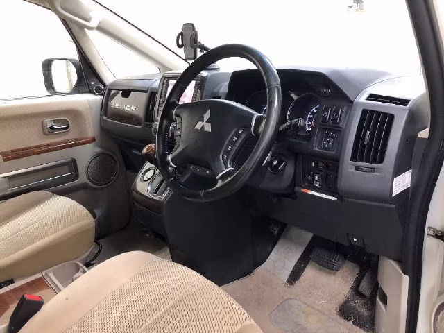MITSUBISHI DELICA D:5
