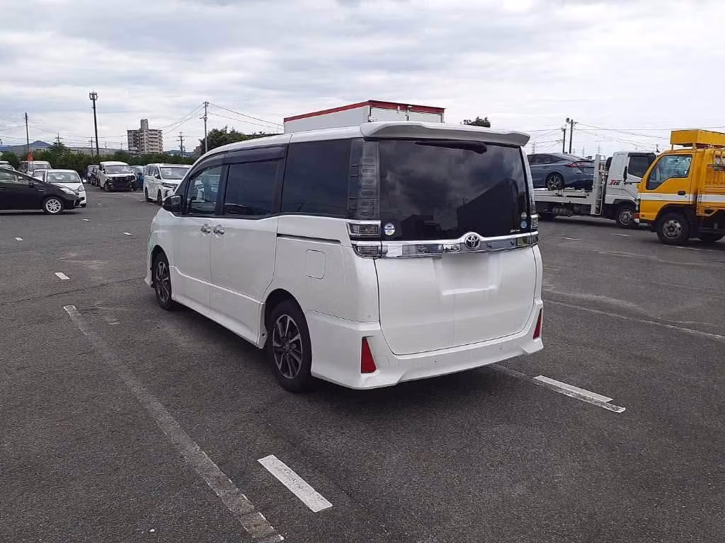 TOYOTA VOXY
