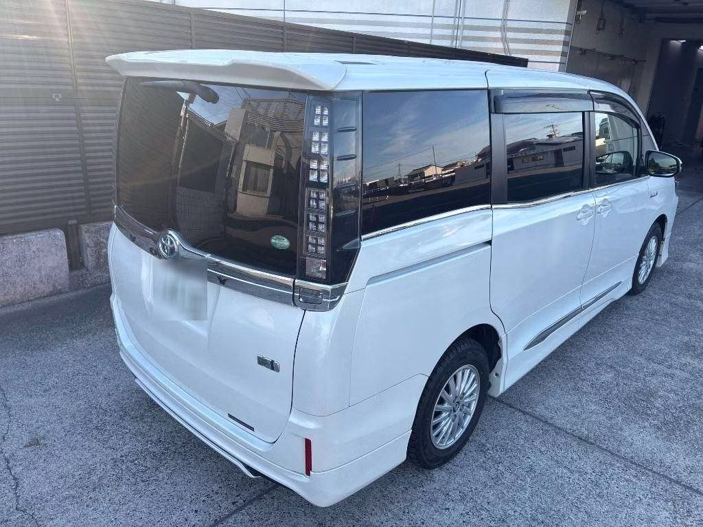 TOYOTA VOXY