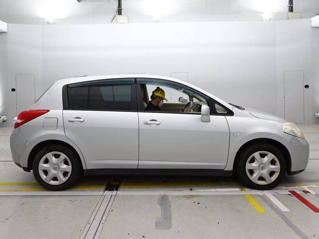 NISSAN TIIDA