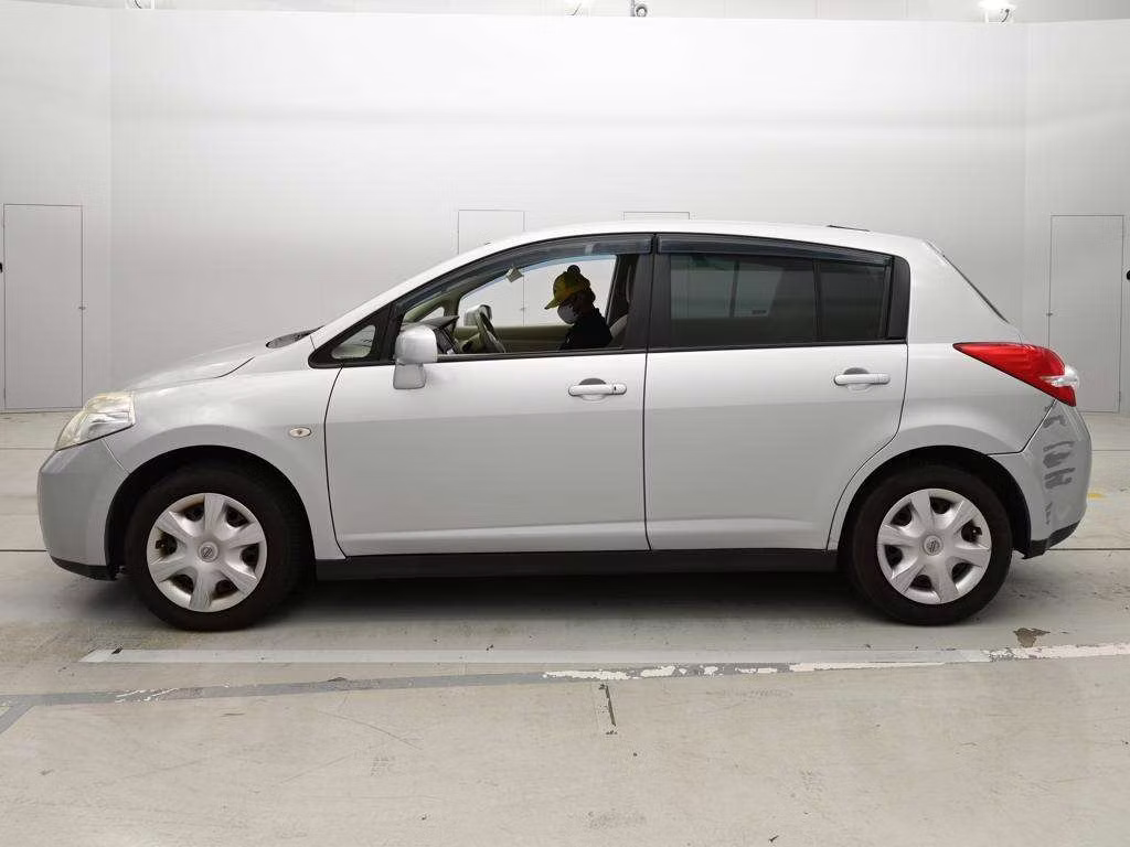 NISSAN TIIDA