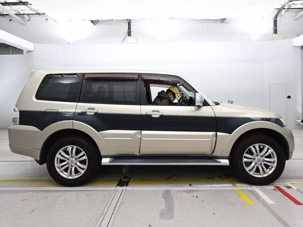MITSUBISHI PAJERO