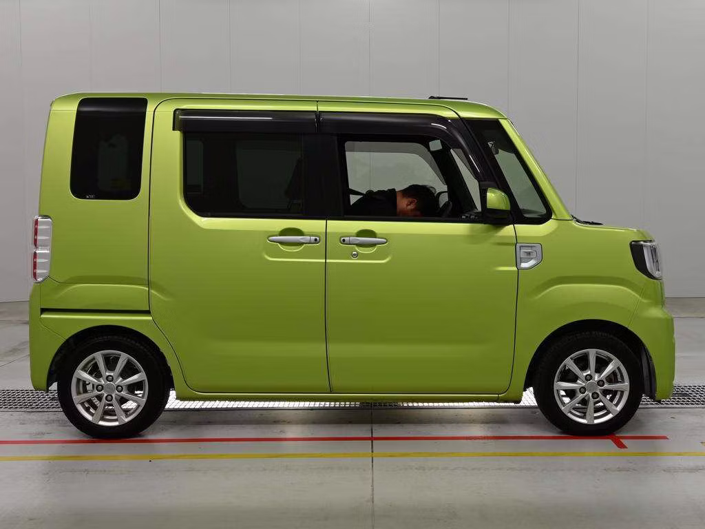 DAIHATSU WAKE