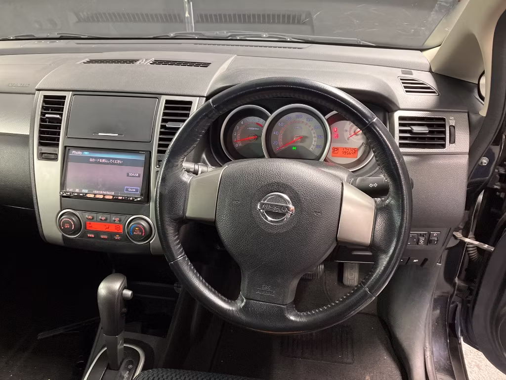 NISSAN TIIDA