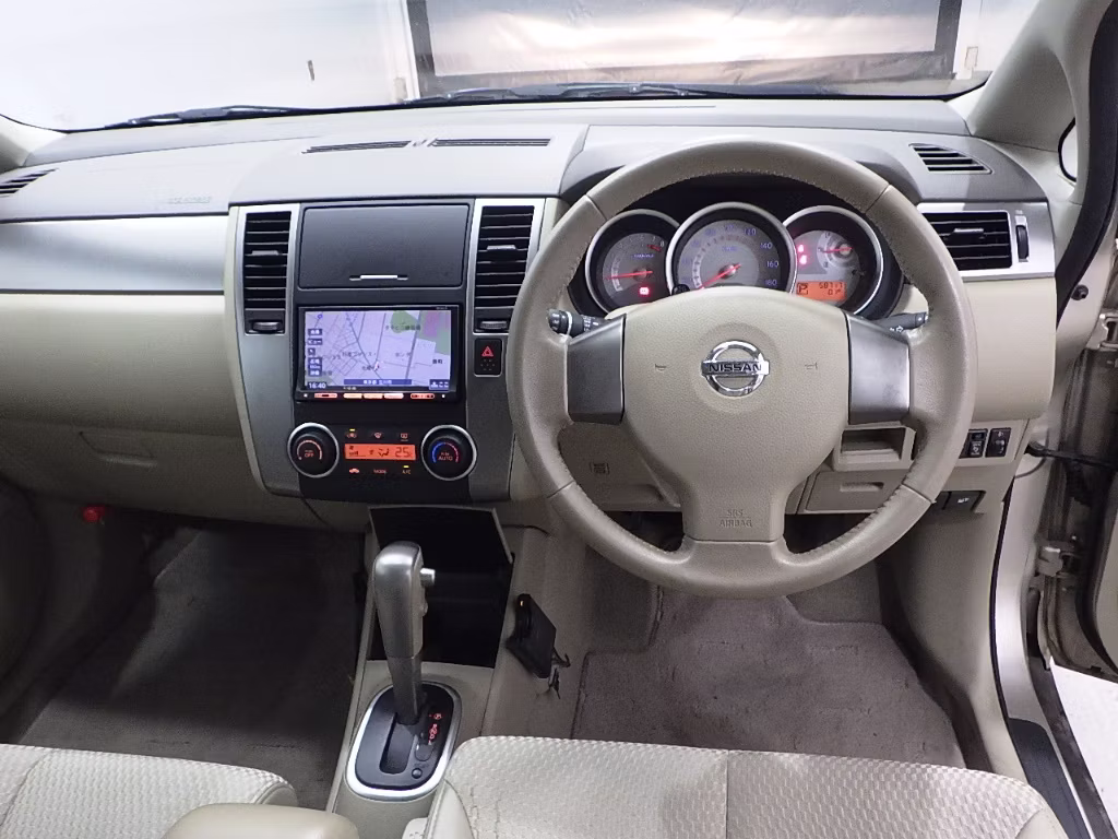 NISSAN TIIDA