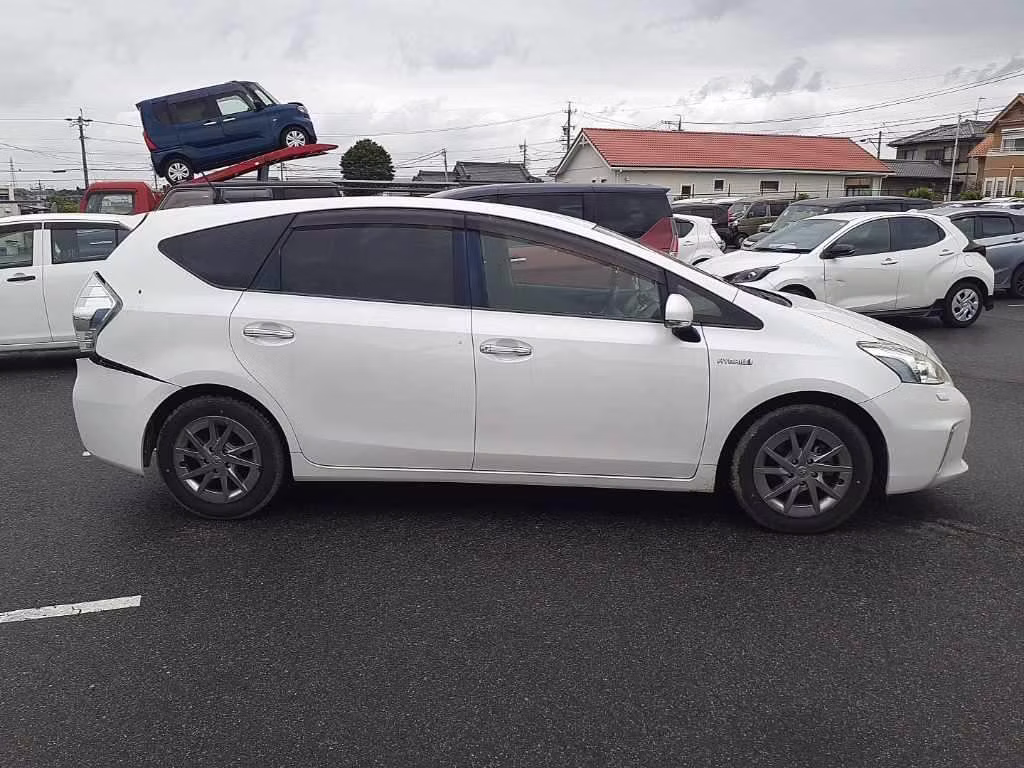 TOYOTA PRIUS ALPHA