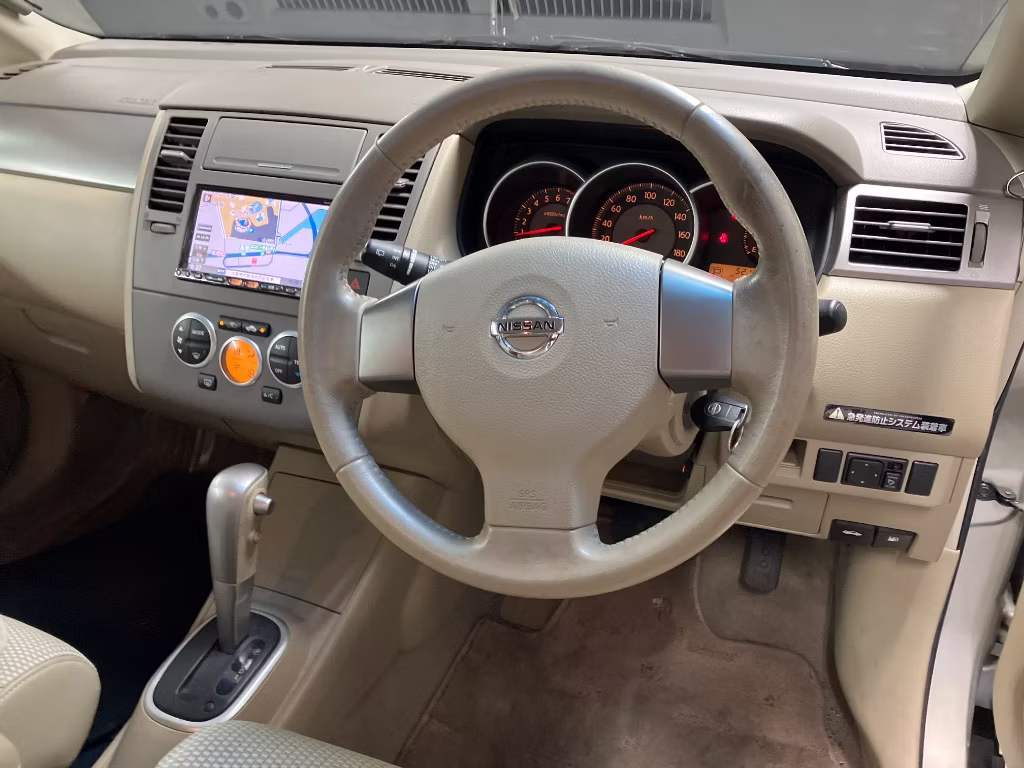 NISSAN TIIDA
