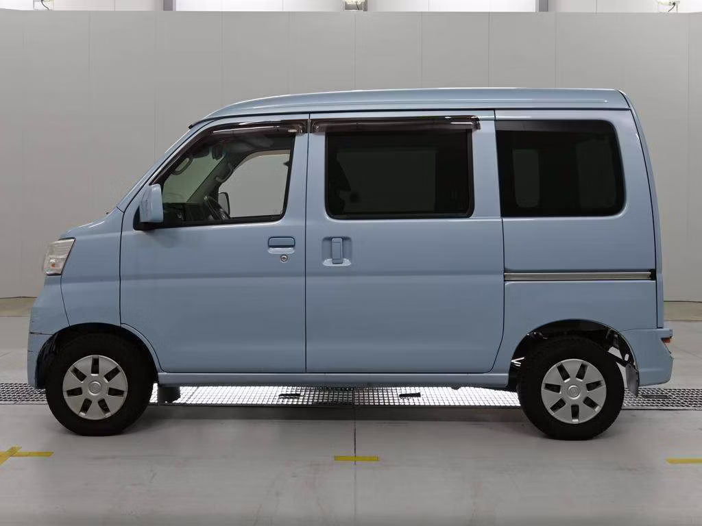 TOYOTA PIXIS VAN