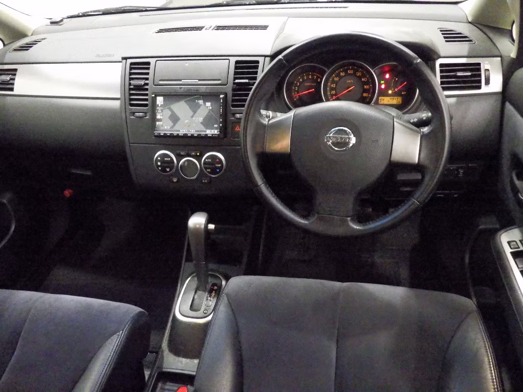 NISSAN TIIDA