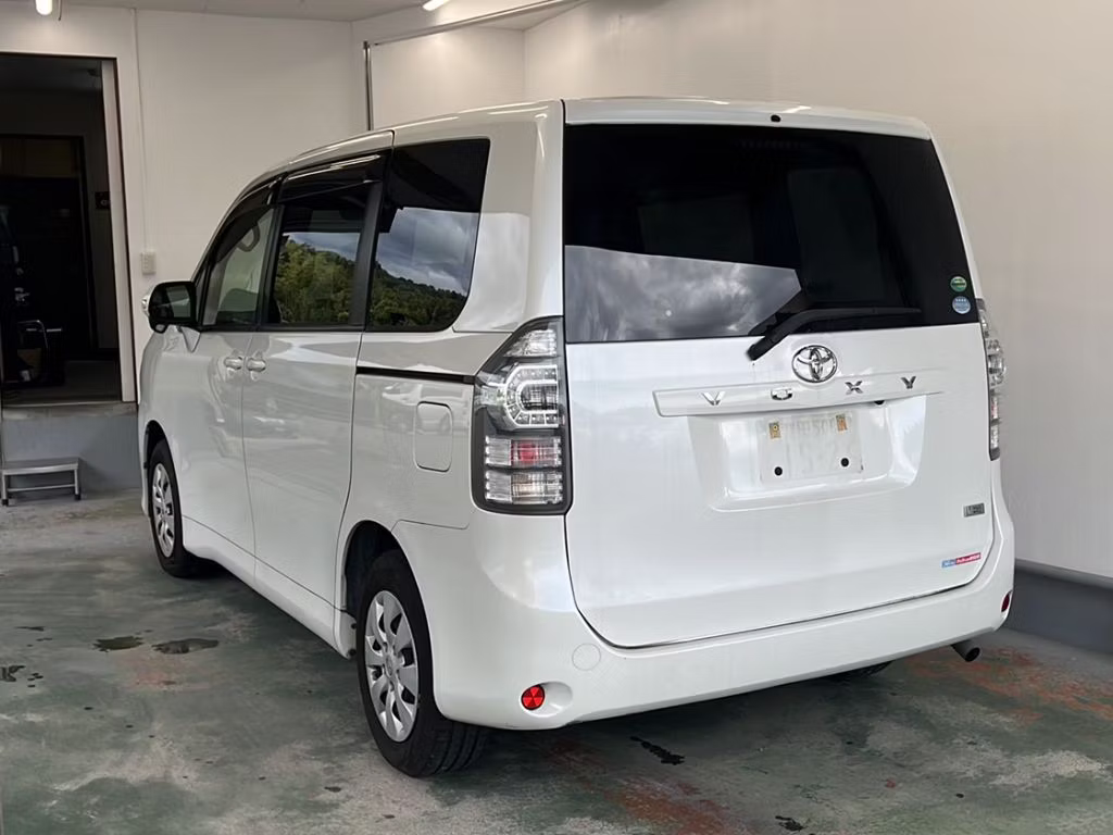 TOYOTA VOXY