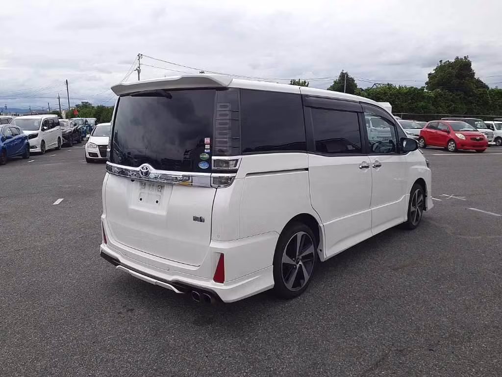 TOYOTA VOXY