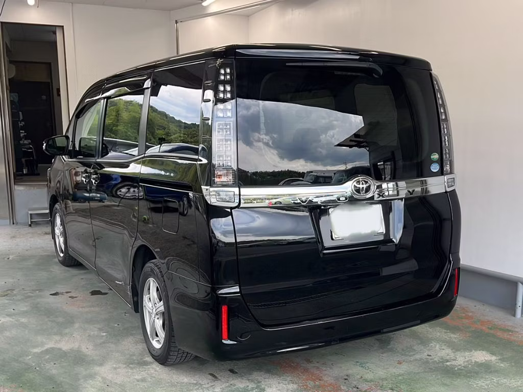 TOYOTA VOXY