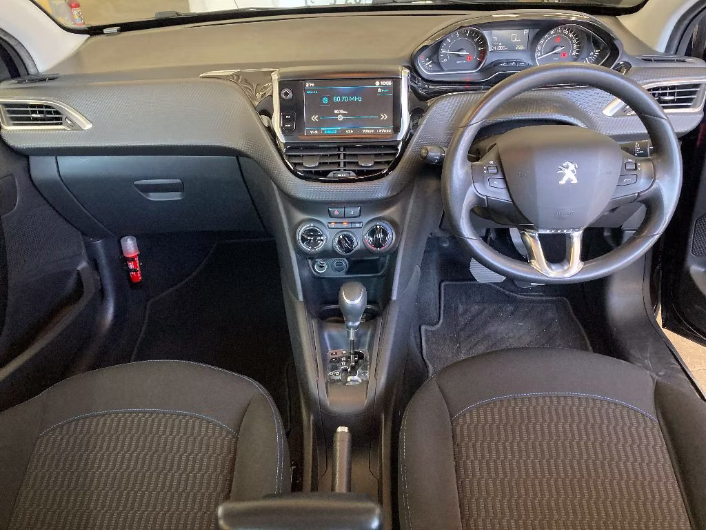 PEUGEOT 208
