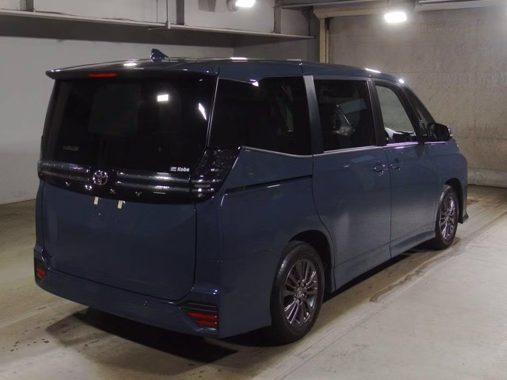 TOYOTA VOXY