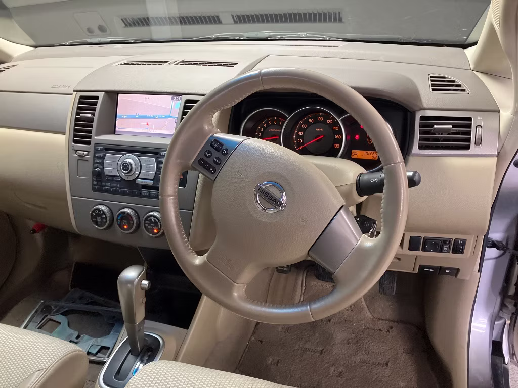 NISSAN TIIDA