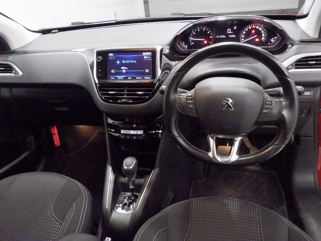 PEUGEOT 208