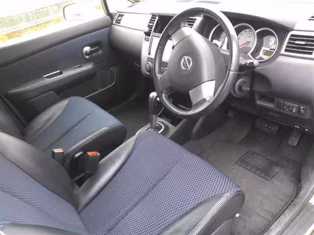 NISSAN TIIDA