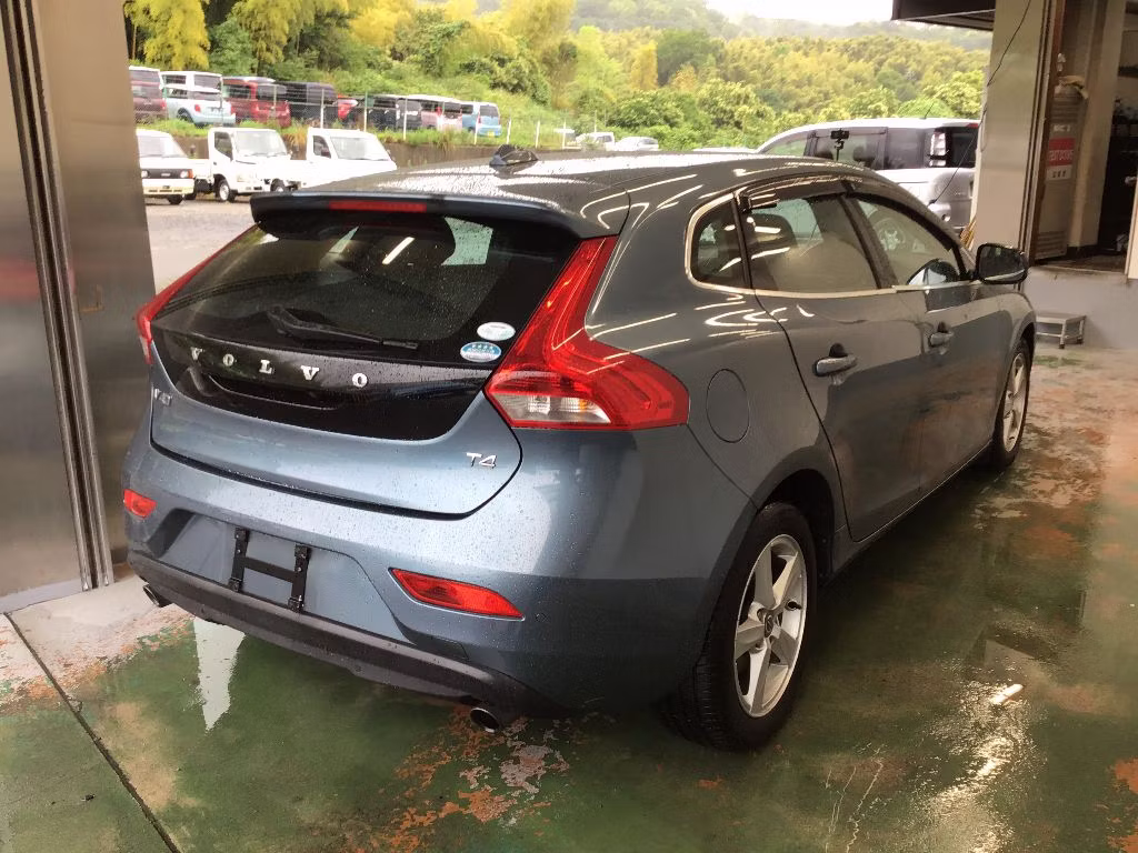 VOLVO V40