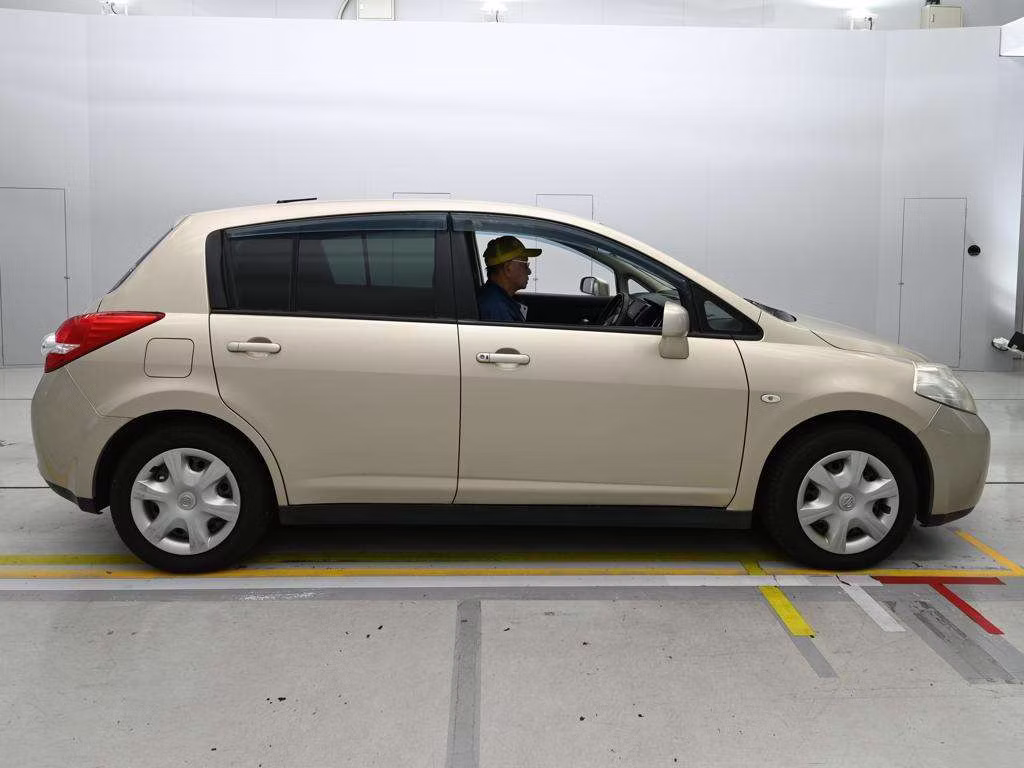 NISSAN TIIDA