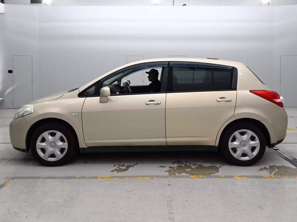 NISSAN TIIDA