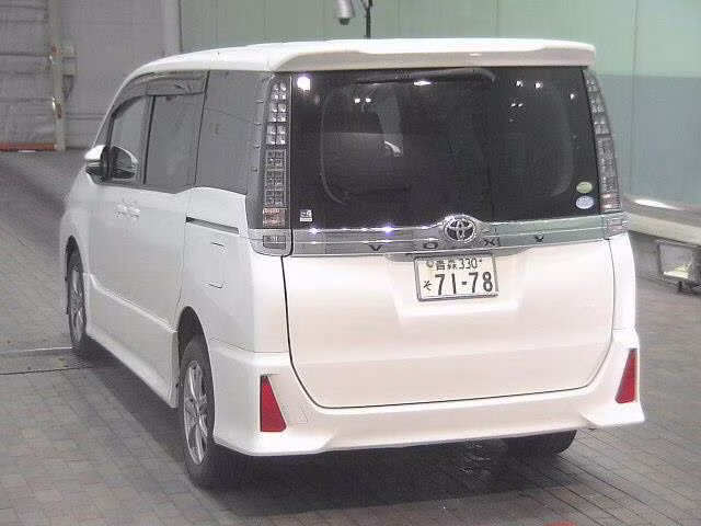 TOYOTA VOXY