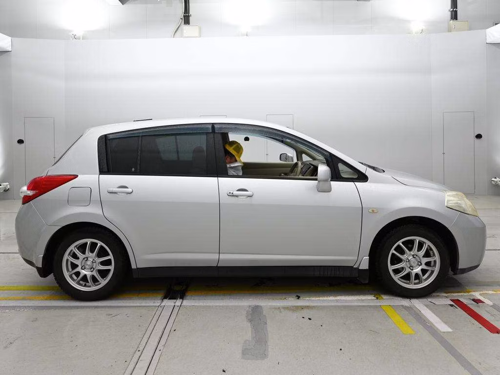 NISSAN TIIDA