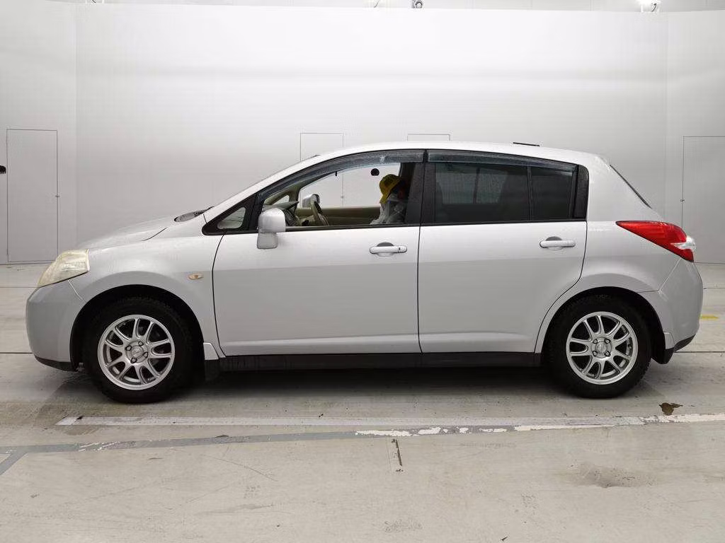 NISSAN TIIDA