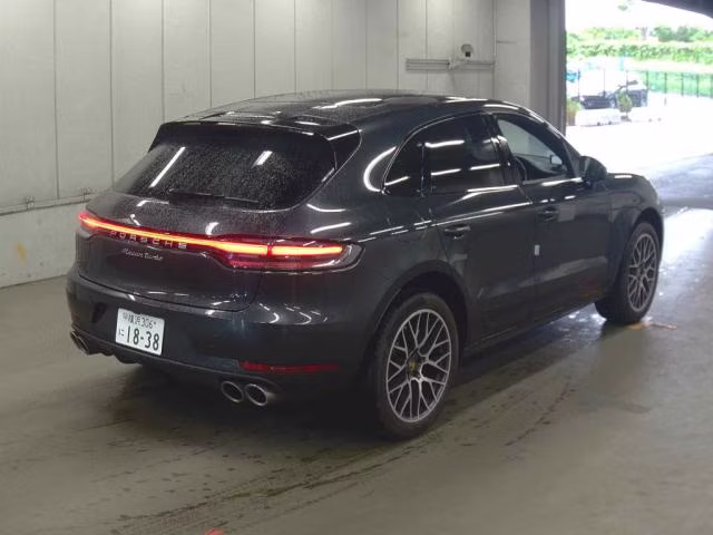 PORSCHE MACAN
