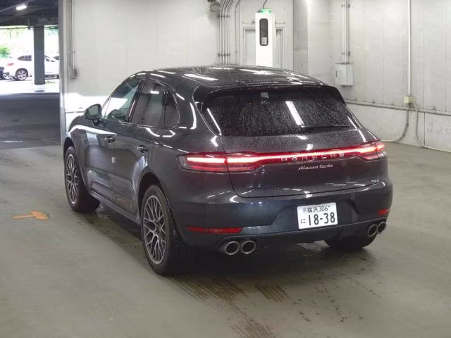 PORSCHE MACAN