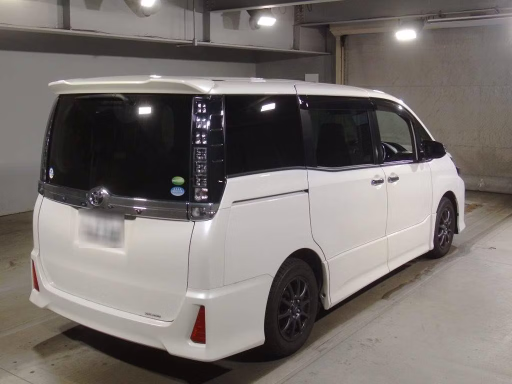 TOYOTA VOXY