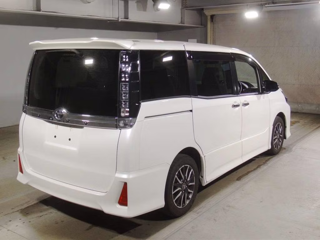 TOYOTA VOXY