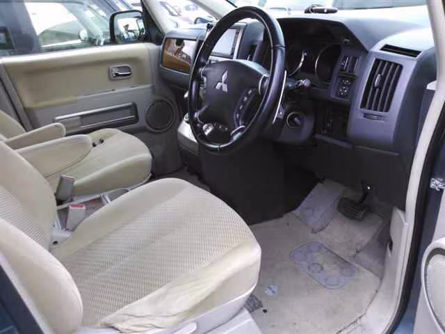 MITSUBISHI DELICA D:5