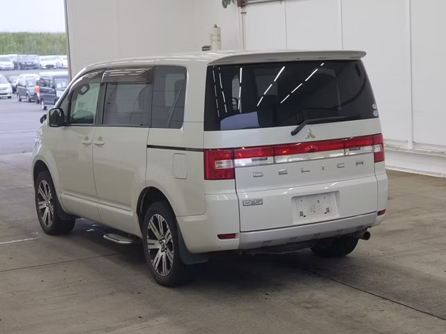 MITSUBISHI DELICA D:5