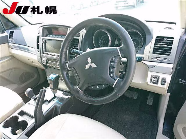 MITSUBISHI PAJERO