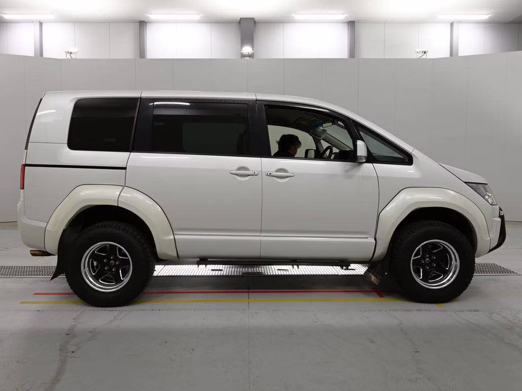 MITSUBISHI DELICA D:5