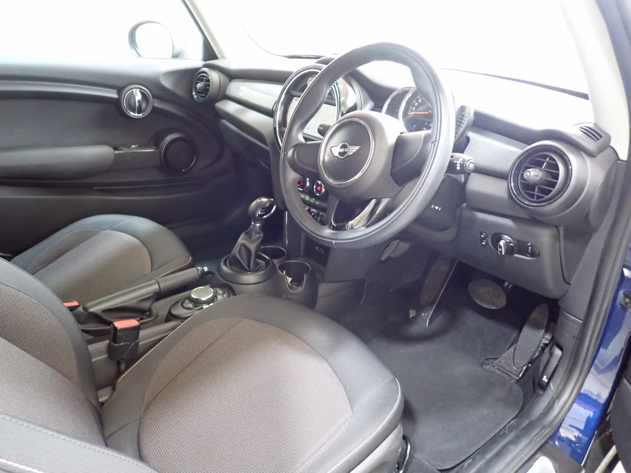 MINI HATCH