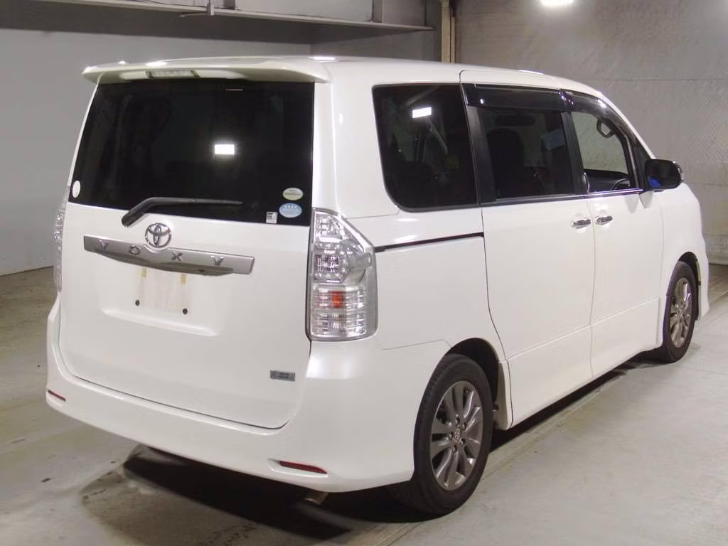 TOYOTA VOXY