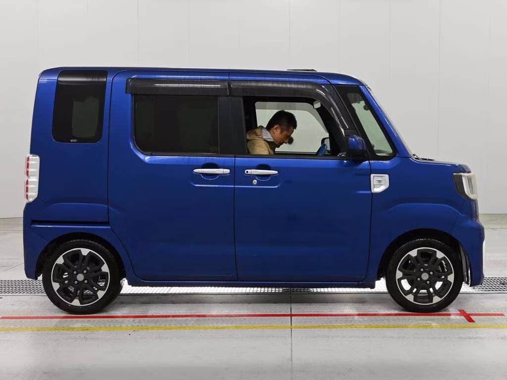 DAIHATSU WAKE
