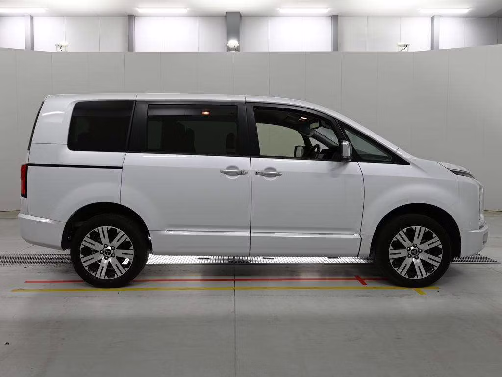 MITSUBISHI DELICA D:5