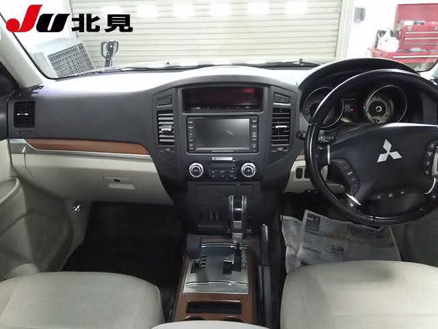 MITSUBISHI PAJERO