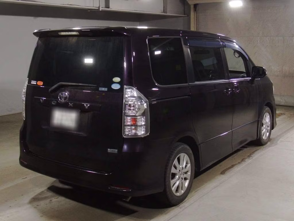 TOYOTA VOXY