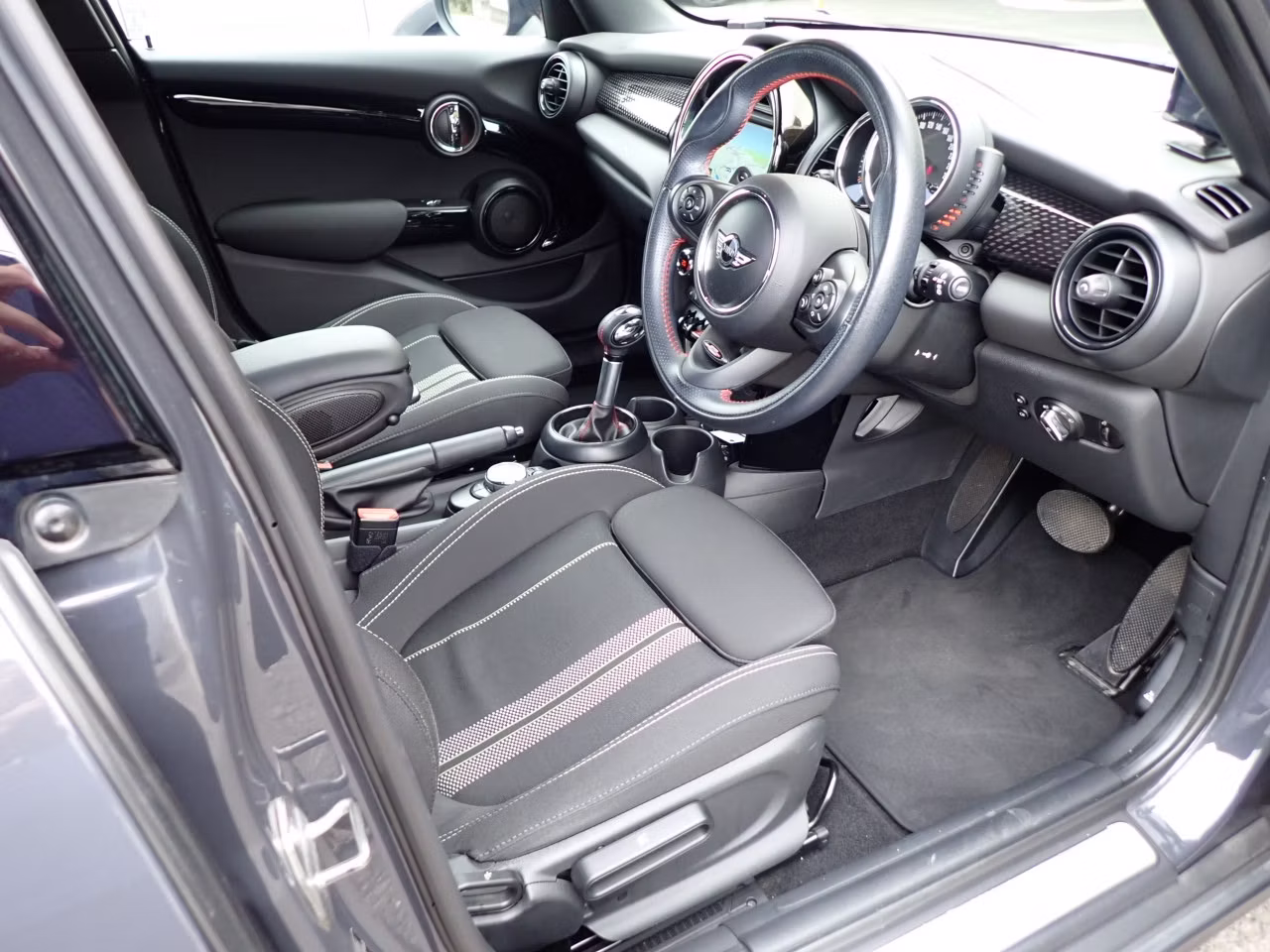 MINI HATCH