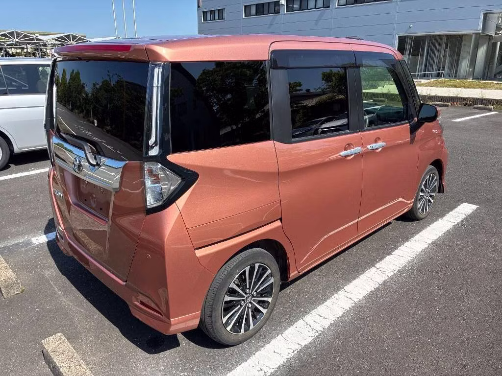 TOYOTA ROOMY