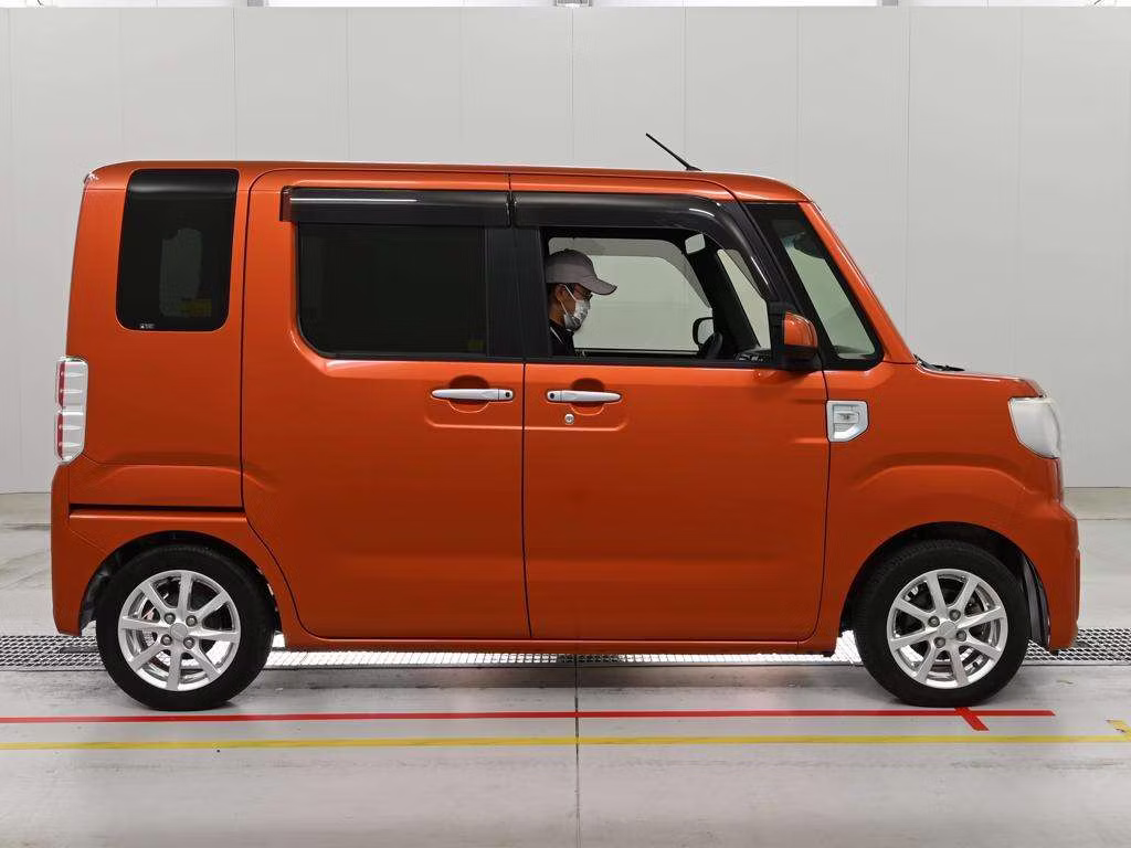 DAIHATSU WAKE