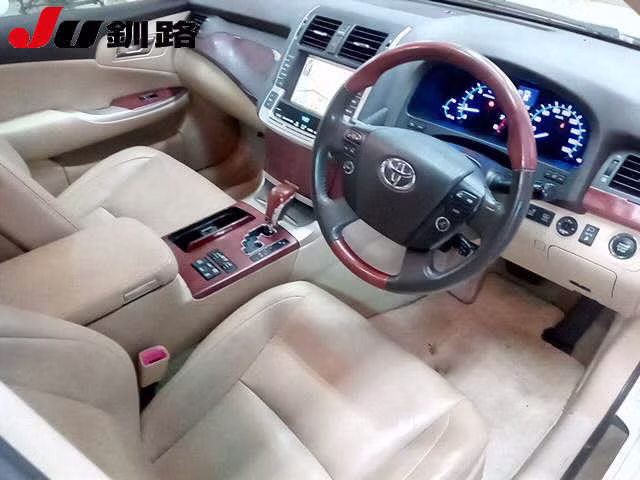 TOYOTA CROWN MAJESTA