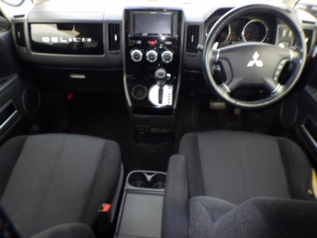 MITSUBISHI DELICA D:5
