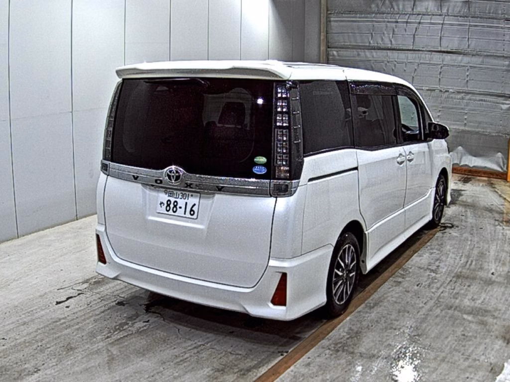 TOYOTA VOXY