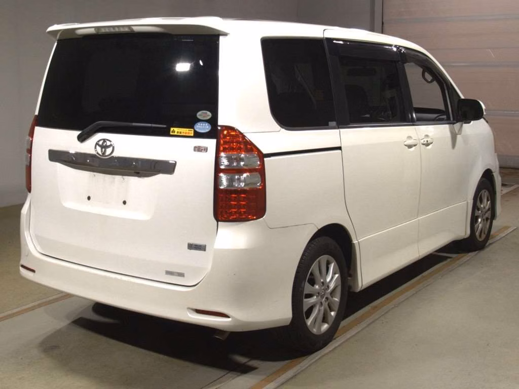 TOYOTA NOAH