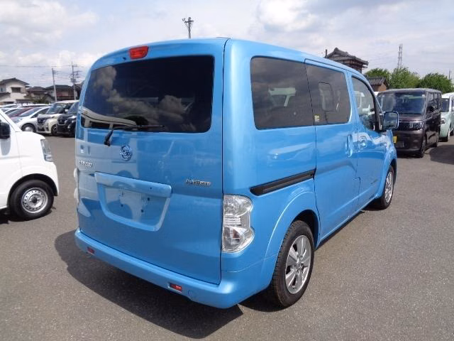 NISSAN E-NV200