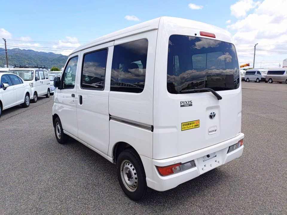 TOYOTA PIXIS VAN